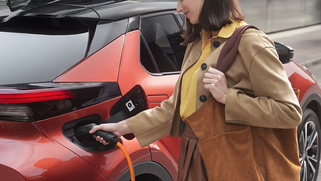02-Toyota-C-HR-plus-2025-exterieur-koppelen-aan-laadpaal