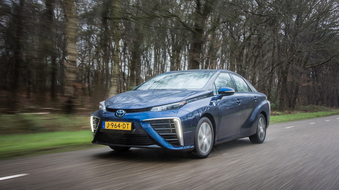 Toyota-Mirai-exterieur-linksvoor-blauw-rijdend.jpg