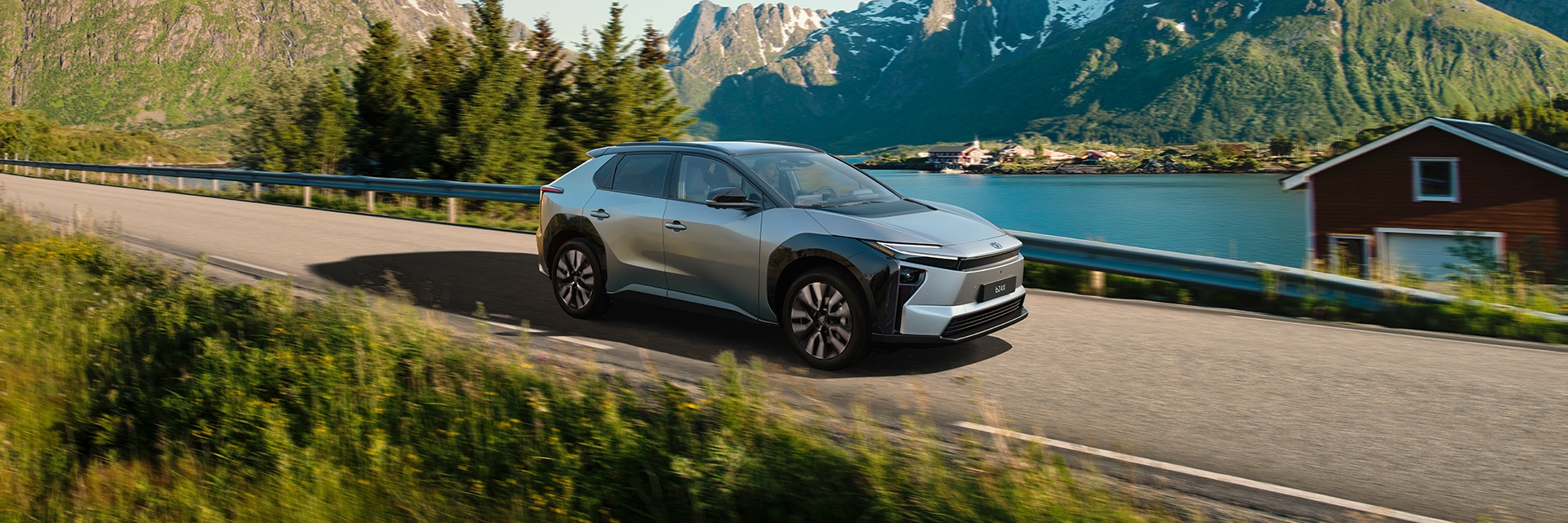 Toyota-bZ4X-exterieur-rechter-zijaanzicht-dynamisch-heuvelachtige-omgeving