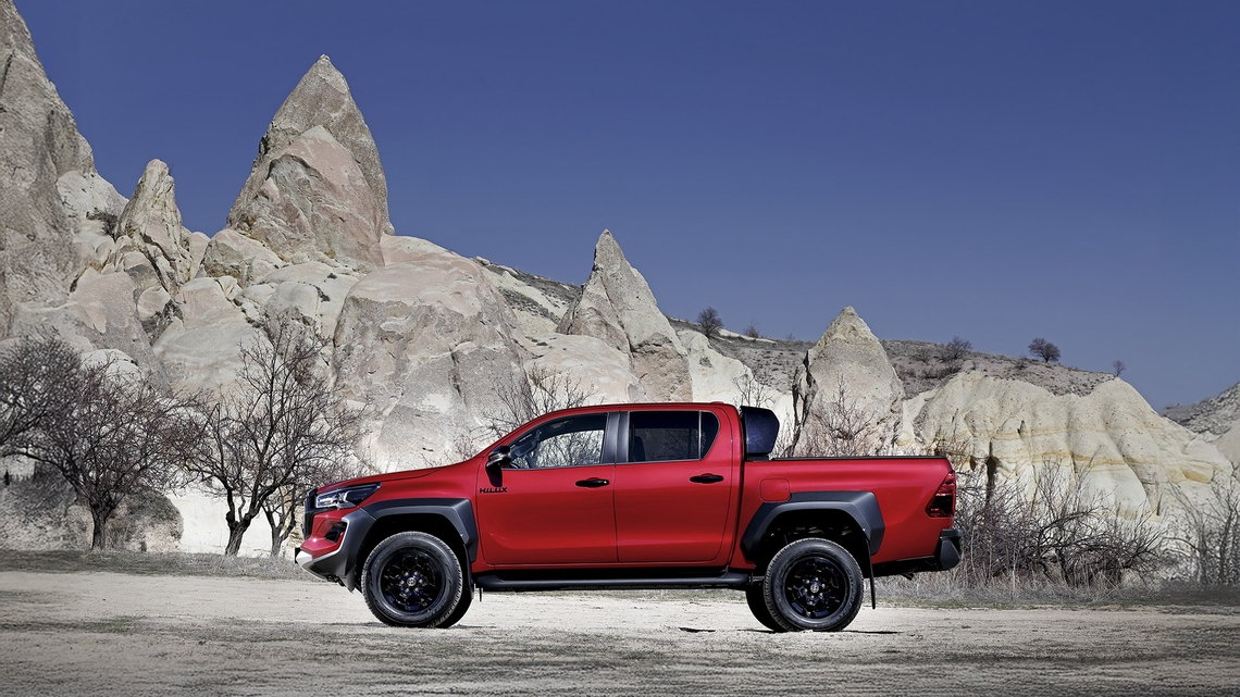 Hilux-GR-SPORT-exterieur-stilstaand-linker-zijaanzicht