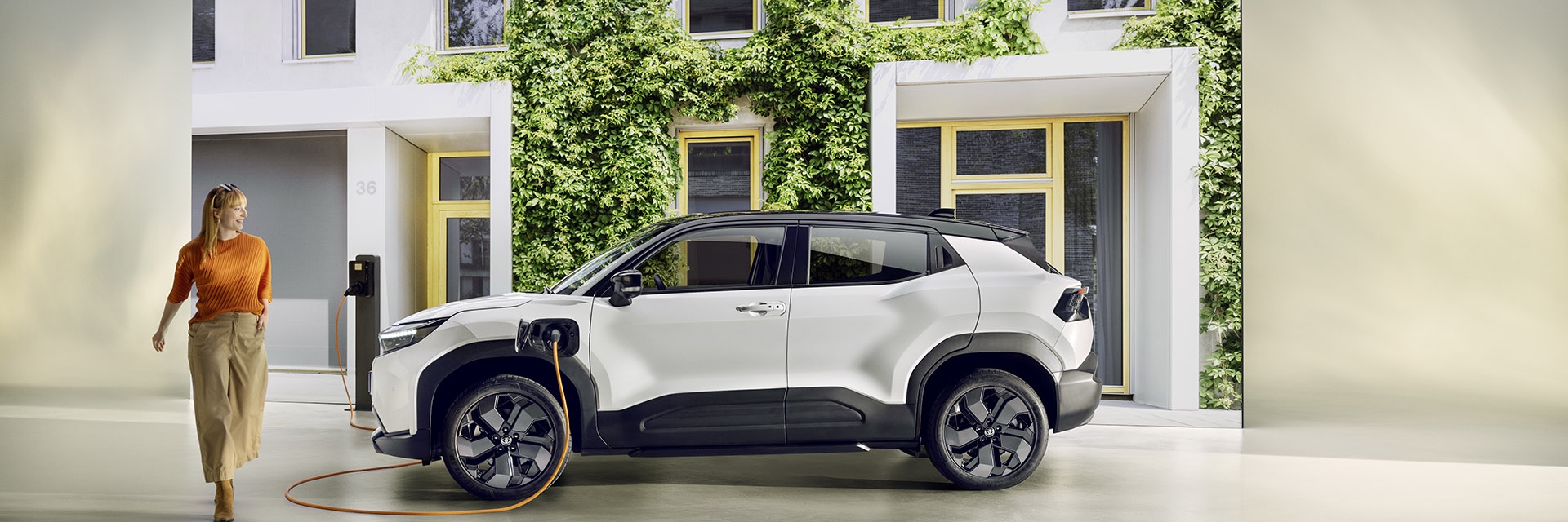 Toyota-Urban-Cruiser-linker-zij-aanzicht-opladen-vrouw-zwart-wit-exterieur