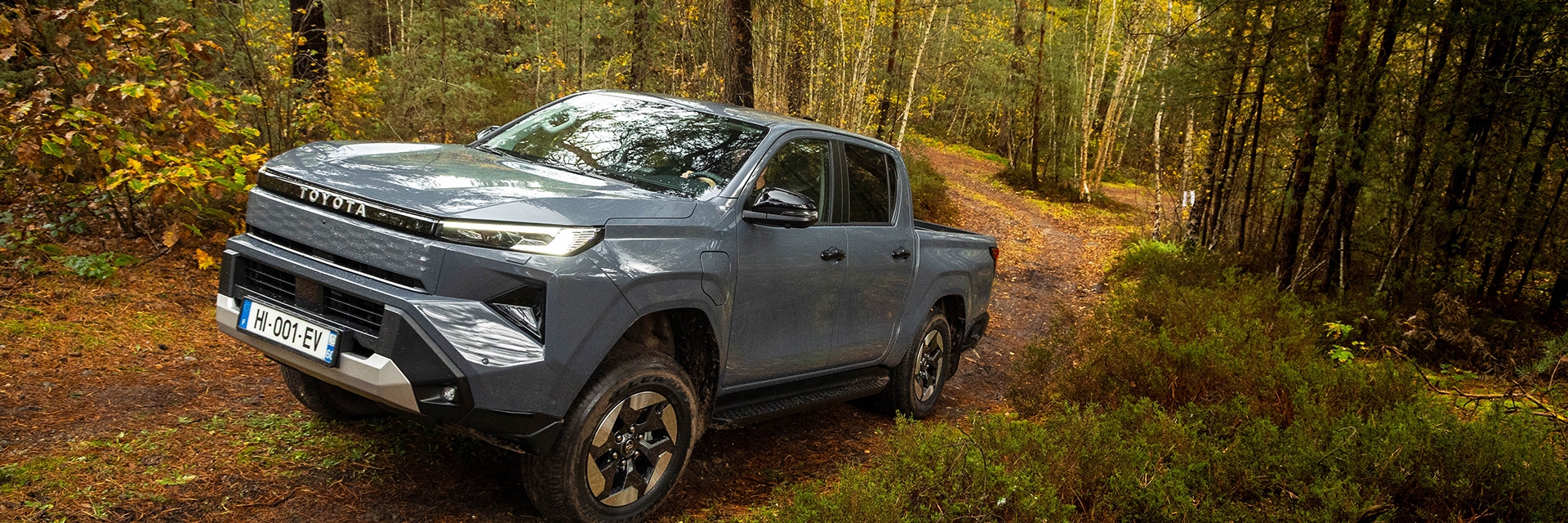 Toyota-Hilux-BEV-2026-exterieur-driekwart-rechtsvoor-in-terrein