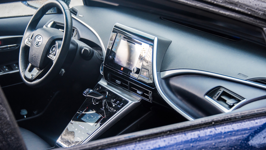 Toyota-Mirai-interieur-dashboard-voorstoelen-stuur-infotainmentsysteem.jpg