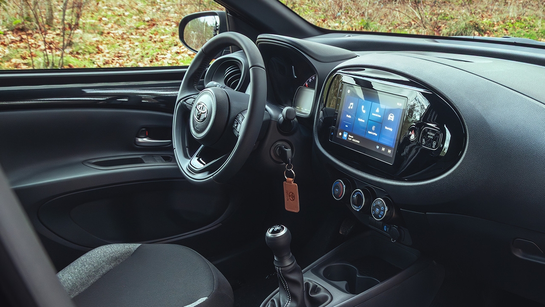 Toyota-Aygo-X-interieur-voorstoelen-cockpit