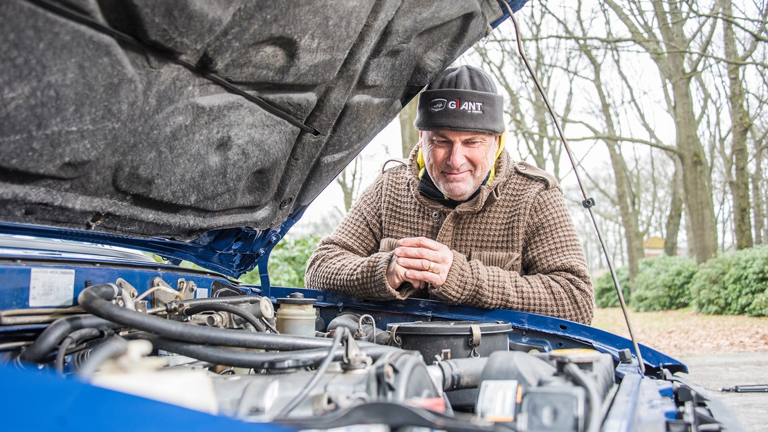 Dick-Admiraal-bij-zijn-Toyota-Hilux-Land-Cruiser-HDJ80-exterieur-blauw-close-up-onder-motorkap.jpg